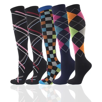 Компресия чорапи за жените и мъжете (20-30 мм hg. супена) разноцветни дължина до коляното - Най-подходящи за бягане, пътешествия, каране на колело, бременни, кърмачки, при отоци