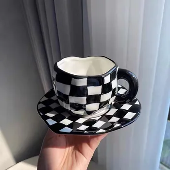 Нов Стил Ins, ретро, ръчно кафеена чаша, чиния за следобеден чай, керамична чаша, кръгли, рисувани на ръка в шахматна дъска модел, комплект чаши за вода