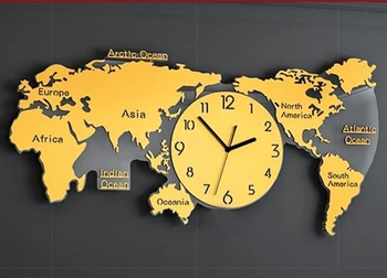 Стенен часовник с карта на света, на тиха домашна хол, прости и творчески часовници, висящи модерен скандинавски